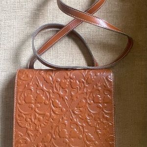 Beautiful cross body bag. Rich color and workmanship.